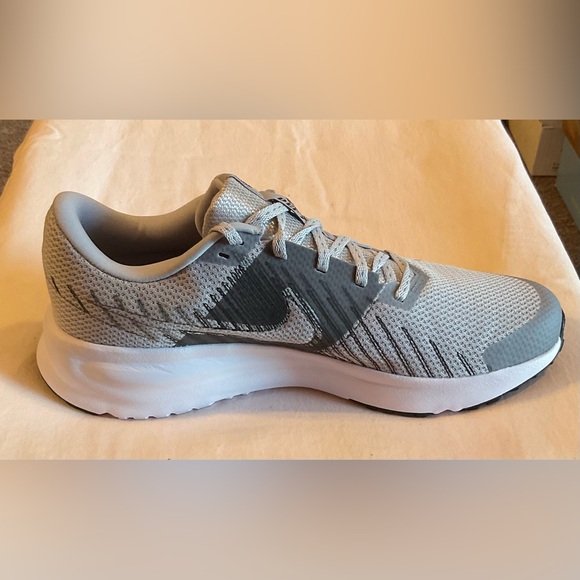 Nike Run Defy Sneakers Wolf Grey Size 9.5 - Picture 1 of 9